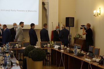 Andrzej Chowis i Sławomir Kaftan – kolejno: były sekretarz i były skarbnik powiatu wieluńskiego – oficjalnie pożegnali się z radnymi powiatowymi