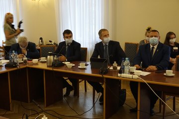 Andrzej Chowis i Sławomir Kaftan – kolejno: były sekretarz i były skarbnik powiatu wieluńskiego – oficjalnie pożegnali się z radnymi powiatowymi