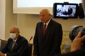 Andrzej Chowis i Sławomir Kaftan – kolejno: były sekretarz i były skarbnik powiatu wieluńskiego – oficjalnie pożegnali się z radnymi powiatowymi