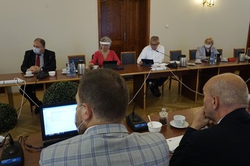 Andrzej Chowis i Sławomir Kaftan – kolejno: były sekretarz i były skarbnik powiatu wieluńskiego – oficjalnie pożegnali się z radnymi powiatowymi