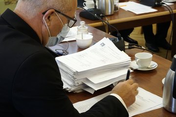 Andrzej Chowis i Sławomir Kaftan – kolejno: były sekretarz i były skarbnik powiatu wieluńskiego – oficjalnie pożegnali się z radnymi powiatowymi