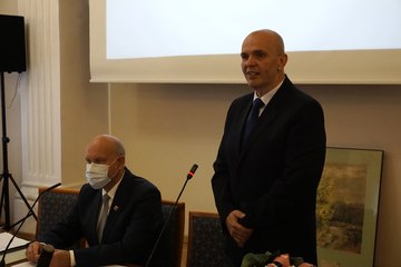 Andrzej Chowis i Sławomir Kaftan – kolejno: były sekretarz i były skarbnik powiatu wieluńskiego – oficjalnie pożegnali się z radnymi powiatowymi