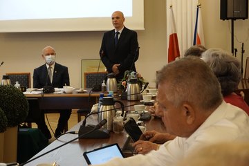 Andrzej Chowis i Sławomir Kaftan – kolejno: były sekretarz i były skarbnik powiatu wieluńskiego – oficjalnie pożegnali się z radnymi powiatowymi