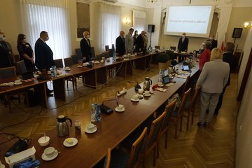 Andrzej Chowis i Sławomir Kaftan – kolejno: były sekretarz i były skarbnik powiatu wieluńskiego – oficjalnie pożegnali się z radnymi powiatowymi