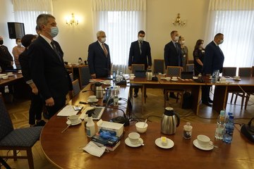 Andrzej Chowis i Sławomir Kaftan – kolejno: były sekretarz i były skarbnik powiatu wieluńskiego – oficjalnie pożegnali się z radnymi powiatowymi