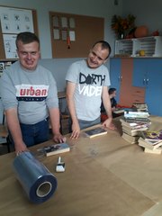 Podopieczni SOSW z Gromadzic foliowali książki dla wieluńskiej biblioteki