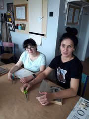 Podopieczni SOSW z Gromadzic foliowali książki dla wieluńskiej biblioteki