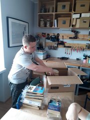 Podopieczni SOSW z Gromadzic foliowali książki dla wieluńskiej biblioteki