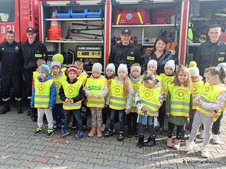 Strażacy w wieluńskiej bibliotece - spotkanie z przedszkolakami