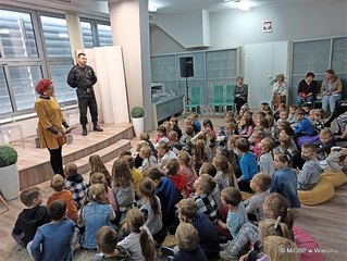 Strażacy w wieluńskiej bibliotece - spotkanie z przedszkolakami