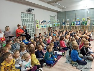 Strażacy w wieluńskiej bibliotece - spotkanie z przedszkolakami
