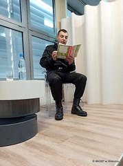 Strażacy w wieluńskiej bibliotece - spotkanie z przedszkolakami