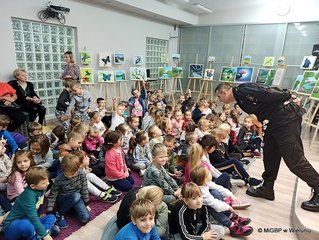Strażacy w wieluńskiej bibliotece - spotkanie z przedszkolakami