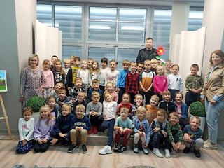 Strażacy w wieluńskiej bibliotece - spotkanie z przedszkolakami