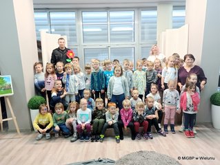 Strażacy w wieluńskiej bibliotece - spotkanie z przedszkolakami