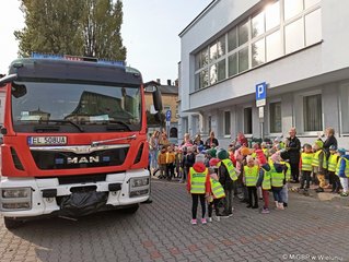 Strażacy w wieluńskiej bibliotece - spotkanie z przedszkolakami