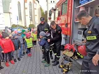 Strażacy w wieluńskiej bibliotece - spotkanie z przedszkolakami