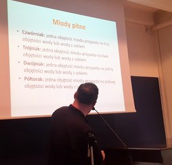 W wieluńskim muzeum zorganizowano wykład o miodzie