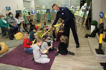 Policjanci w wieluńskiej bibliotece. Powód? Spotkanie z przedszkolakami
