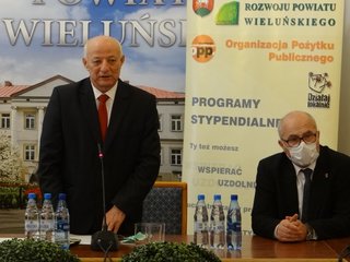Wręczono stypendia Fundacji na Rzecz Rozwoju Powiatu Wieluńskiego