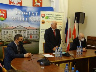 Wręczono stypendia Fundacji na Rzecz Rozwoju Powiatu Wieluńskiego