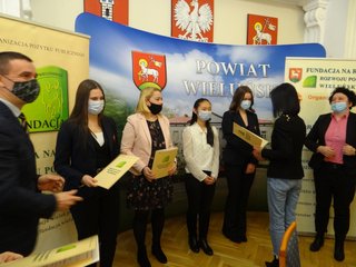 Wręczono stypendia Fundacji na Rzecz Rozwoju Powiatu Wieluńskiego