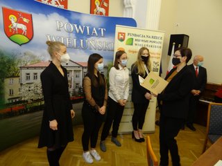 Wręczono stypendia Fundacji na Rzecz Rozwoju Powiatu Wieluńskiego