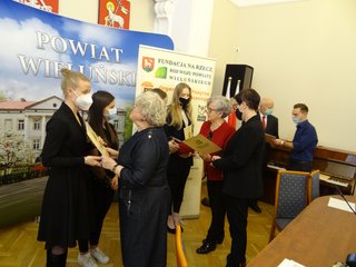Wręczono stypendia Fundacji na Rzecz Rozwoju Powiatu Wieluńskiego