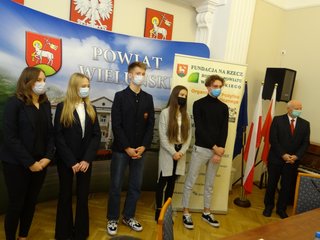 Wręczono stypendia Fundacji na Rzecz Rozwoju Powiatu Wieluńskiego