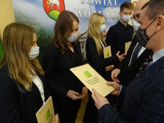 Wręczono stypendia Fundacji na Rzecz Rozwoju Powiatu Wieluńskiego