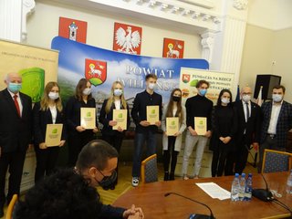 Wręczono stypendia Fundacji na Rzecz Rozwoju Powiatu Wieluńskiego