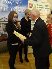 Wręczono stypendia Fundacji na Rzecz Rozwoju Powiatu Wieluńskiego