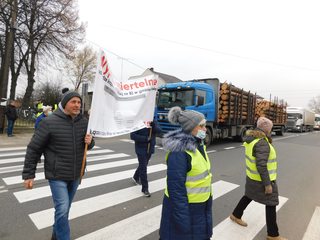 W Białej Drugiej trwa protest mieszkańców. Chcą utworzenia Odcinkowego Pomiaru Prędkości