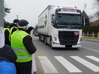 W Białej Drugiej trwa protest mieszkańców. Chcą utworzenia Odcinkowego Pomiaru Prędkości