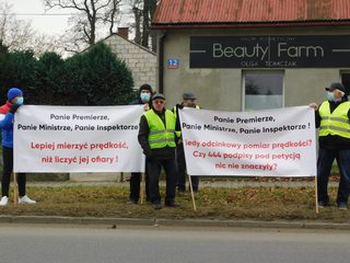 W Białej Drugiej trwa protest mieszkańców. Chcą utworzenia Odcinkowego Pomiaru Prędkości