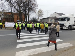 W Białej Drugiej trwa protest mieszkańców. Chcą utworzenia Odcinkowego Pomiaru Prędkości