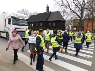 W Białej Drugiej trwa protest mieszkańców. Chcą utworzenia Odcinkowego Pomiaru Prędkości