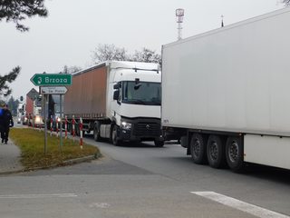 W Białej Drugiej trwa protest mieszkańców. Chcą utworzenia Odcinkowego Pomiaru Prędkości