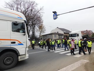 W Białej Drugiej trwa protest mieszkańców. Chcą utworzenia Odcinkowego Pomiaru Prędkości