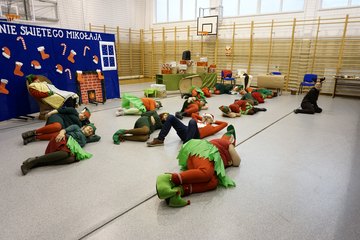 Mikołaj i elfy w Gromadzicach. Była wspólna zabawa, prezenty i mnóstwo radości