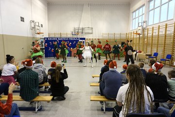 Mikołaj i elfy w Gromadzicach. Była wspólna zabawa, prezenty i mnóstwo radości