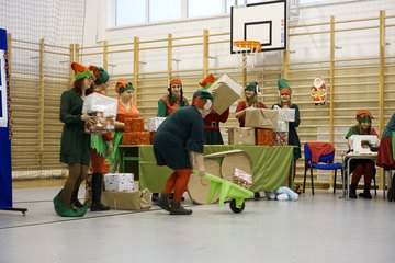 Mikołaj i elfy w Gromadzicach. Była wspólna zabawa, prezenty i mnóstwo radości