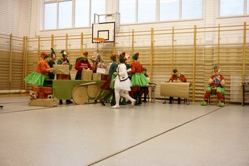 Mikołaj i elfy w Gromadzicach. Była wspólna zabawa, prezenty i mnóstwo radości