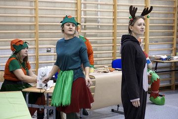 Mikołaj i elfy w Gromadzicach. Była wspólna zabawa, prezenty i mnóstwo radości