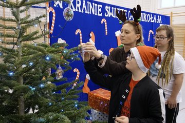 Mikołaj i elfy w Gromadzicach. Była wspólna zabawa, prezenty i mnóstwo radości