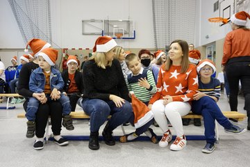 Mikołaj i elfy w Gromadzicach. Była wspólna zabawa, prezenty i mnóstwo radości