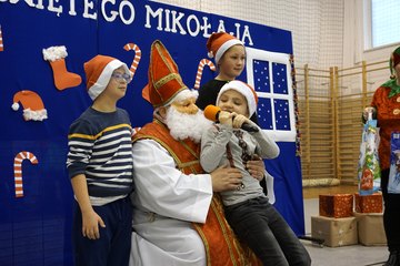 Mikołaj i elfy w Gromadzicach. Była wspólna zabawa, prezenty i mnóstwo radości
