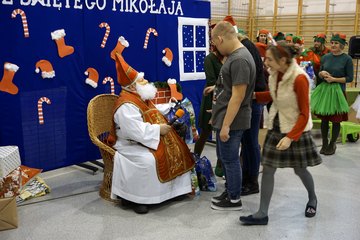 Mikołaj i elfy w Gromadzicach. Była wspólna zabawa, prezenty i mnóstwo radości