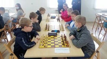 Szachiści z wieluńskiej „piątki” i ze Skomlina w wojewódzkim finale