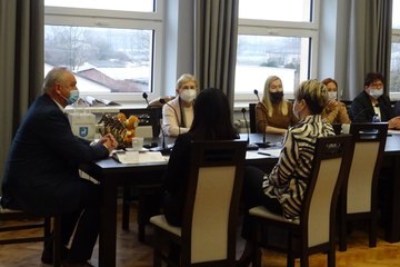 Małe bohaterki i druhowie strażacy nagrodzeni na uratowanie życia noworodka
